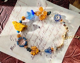 Pulsera de pájaros otoñales, pulsera de flores de cristal checo, joyería de cuentas azules y amarillo mostaza, pulsera otoñal de estilo bohemio cottagecore