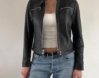 Giacca da motociclista in pelle aderente vintage anni '90: stile motociclista da donna