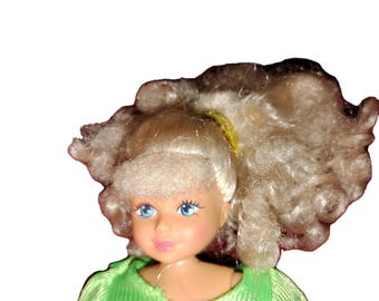 Bambola Kid Core vintage del 1992, bambina, capelli biondi ricci, occhi azzurri, vestito verde, RARA