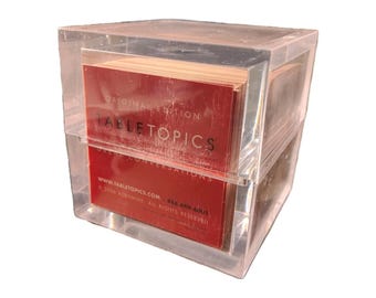 Carte vintage TableTopics con domande per iniziare grandi conversazioni, 2006, in acrilico trasparente.
