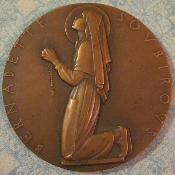 Antiguo Saint Bernadette religioso Medalla de arte Lourdes firmado Renard