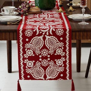 Broderad julbordslöpare – Röd blommig tweeddekoration med tofsar
