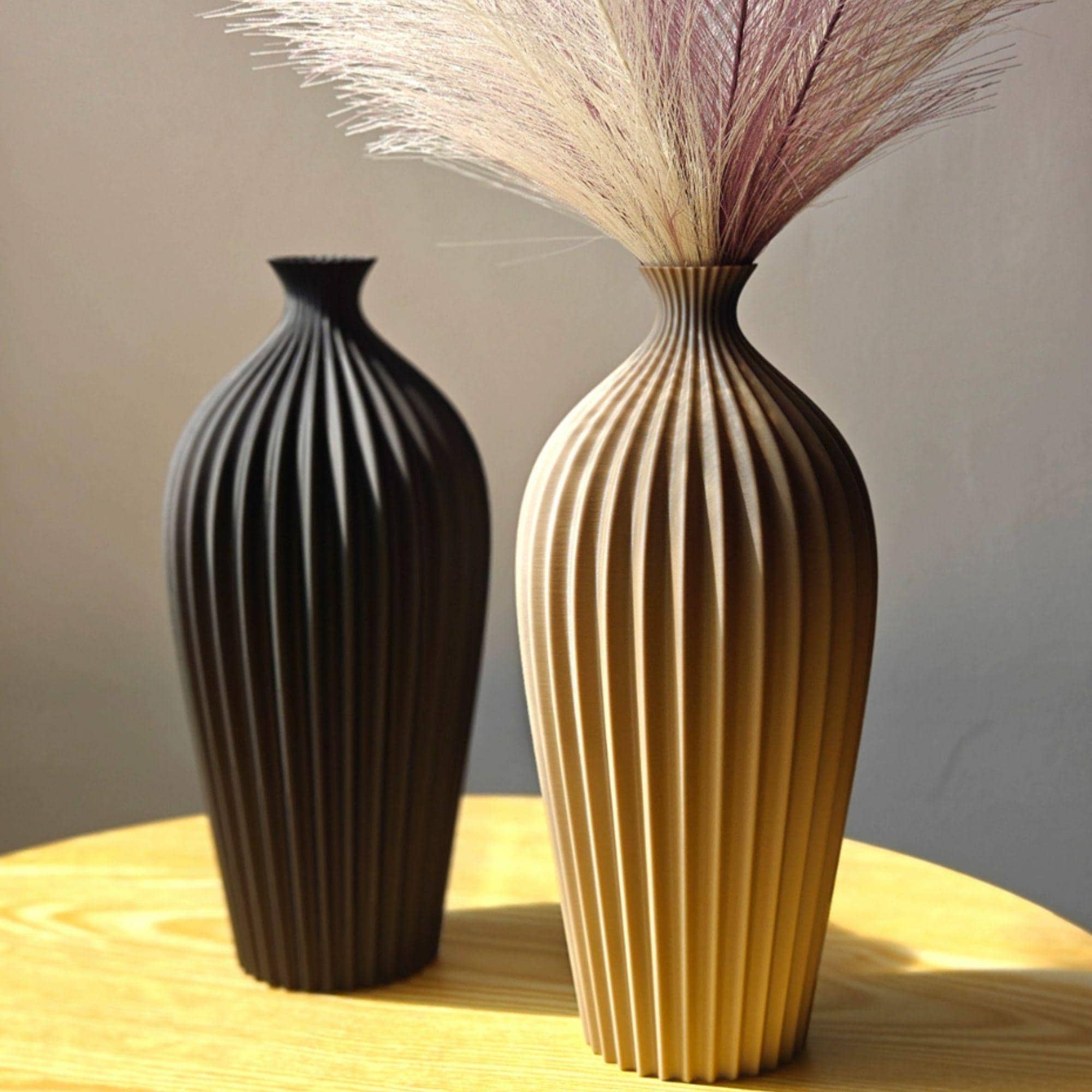 幾何学模様の陶器の花瓶：モダンでミニマリストなホームデコレーション