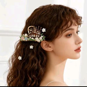 Hårklämma inspirerad av Howl's Moving Castle | Magiskt slott och Calcifer hårtillbehör | Estetisk hajklämma för anime | Studio GhibIi-stil