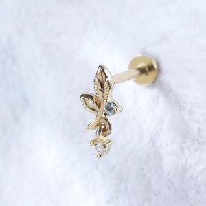 Pequeños pendientes colgantes con forma de hoja con pasador • Oro macizo de 14 quilates con topacio azul suizo y moissanita • Pasador sin rosca con forma de hoja en forma de caracol en la parte posterior plana