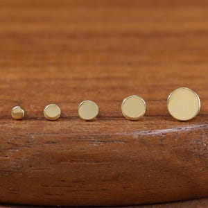 Pendiente de plata de ley con pequeño disco redondo • Pasador sin rosca para concha nasal • Pendiente plano para cartílago y hélix chapado en oro de 14 quilates • Pendientes para la nuca