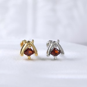 Pendiente de insecto diminuto con granate en plata esterlina • Piercing para hélice con pasador sin rosca de hada en plata 925 • Perno prisionero plano para trago con caracola de pequeño elfo