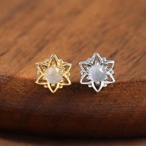 Könnte beinhalten: Eine weiße Keramik-Tasse mit schwarzem Henkel und dem Text "But First, Coffee" in schwarzer, fetter Schrift. Die Tasse steht auf einer weißen Oberfläche. Die Tasse ist etwa 10 cm hoch.