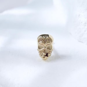 Delicado pendiente con pasador a presión con forma de calavera de granate • Piercing para el lóbulo de la oreja con forma de caracol de granate en oro macizo de 14 quilates • Pendiente con pasador a presión con piedra preciosa de oro macizo