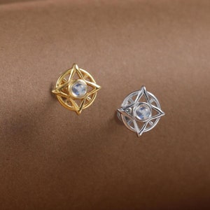 Sterlingzilveren sierlijke maansteen oorbel met platte achterkant • 925 zilveren helix conch schroefdraadloze push pin • Edelsteen ster tragus kraakbeenpiercing