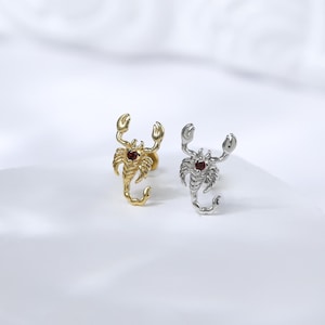Orecchino a perno in argento sterling con granato scorpione • Orecchino a perno in argento 925 con granato elica conchiglia cartilagine parte posteriore piatta • Perno senza fili con pietra preziosa animale delicata