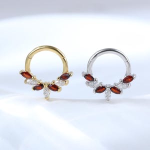 Moissanita de oro de 14 quilates con granate con bisagra de clic • Anillo Daith de plata esterlina para perforación del tabique • Anillo de clic sin costuras con gema delicada de 16 g