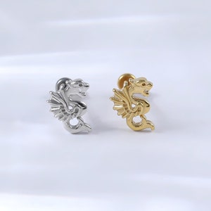 Sterling Silver Tiny Flying Dragon senza filettatura Push Pin • Piercing con ali in argento 925 e conchiglia a fondo piatto • Piercing con elica e cartilagine in oro 14K Push Back Stud