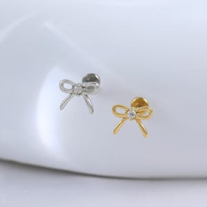 Brinco de moissanita com nó de laço oco • Piercing de tragus com hélice e cartilagem em fita de prata 925 • Brinco de ouro 14k com diamante e fecho de pressão plano