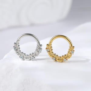 Clicker sans couture avec topaze bleue suisse plaquée or • Boucle d'oreille clicker Daith en argent 925 avec topaze bleue • Anneau de septum bourgeon 16G