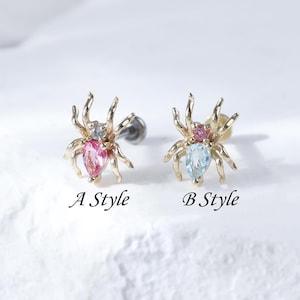 Delicato spillo a pressione senza filettatura in tormalina ragno • Perno con elica piatta in topazio blu svizzero in oro massiccio 14K • Piercing per cartilagine con conchiglia ragno in oro