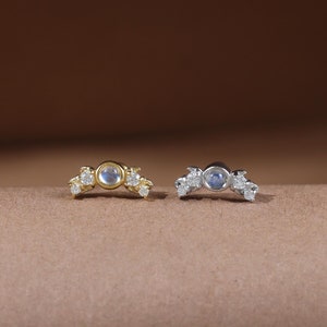 Pendiente de plata esterlina con delicado trepador de piedra lunar • Pasador sin rosca de caracola y hélice de moissanita de plata 925 • Perforación de piedra preciosa con parte posterior plana