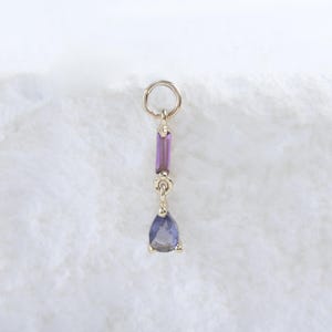 Amuleto clicker de iolita en forma de lágrima • Amuleto clicker de amatista en forma de hélice de oro macizo de 14 quilates • Amuleto clicker de concha de oro • Accesorio para piercing del ombligo