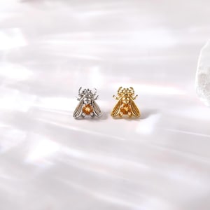 Boucle d'oreille lobe d'oreille petite abeille en plaqué or 14 carats • Punaise sans filetage pour cartilage d'insecte en argent sterling • Piercing dos plat conque animal