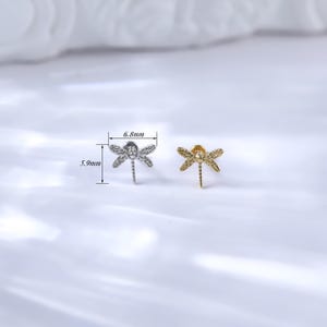 Pu&ograve; includere: Due orecchini a forma di libellula, uno argentato e uno dorato, con strass trasparenti. Gli orecchini misurano 5,9 mm di larghezza e 6,8 mm di altezza.