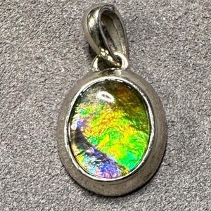 Colgante de ammolita canadiense: plata de ley 925, una rara piedra preciosa arcoíris.