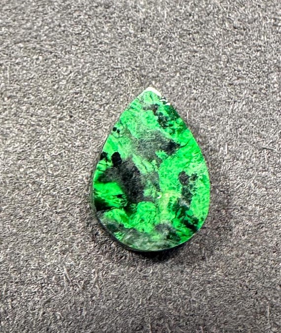 Vivid Green Maw Sit Sit Cabochon: Rare Myanmar Gemstone