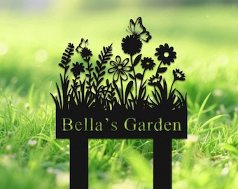 Könnte beinhalten: Schwarzes Metall-Gartenschild mit floralem und Schmetterlingsdesign. Das Schild trägt die grüne Aufschrift "Bella's Garden". Das Schild ist für den Garten oder Hof gedacht.