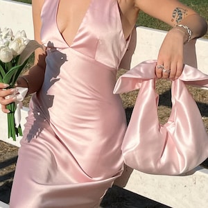 Personalisierte Baby-Rosa Satin-Handtasche mit Schleife, Designer-Tasche mit Band, Tasche für eine Hochzeit, Geschenke Brautjungfern für Hochzeit, Geschenk für Sie