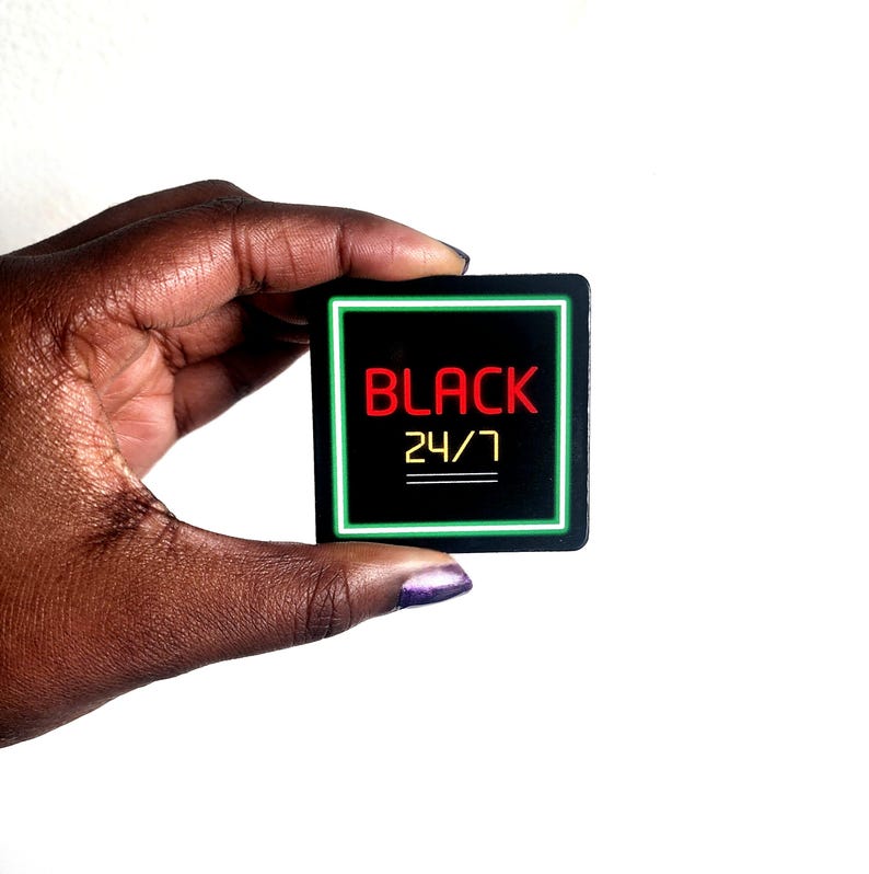 Może przedstawiać: Czarna kwadratowa naklejka z zieloną ramką i tekstem "BLACK 24/7" w kolorze czerwonym i ż&oacute;łtym.