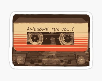 Puede incluir: Una cinta de casete vintage con el texto "Awesome Mix Vol. 1" impreso en la etiqueta. La cinta es marrón y tiene rayas rojas y blancas.