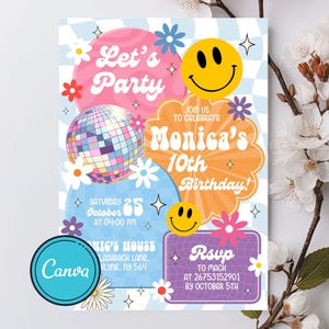 Zaproszenie z naszywką w stylu preppy, zaproszenie na urodziny dziewczynki, zaproszenie urodzinowe z naszywką w stylu retro, uśmiechnięta buźka Let’s Party, edytowalny Canva