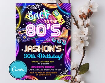 Könnte beinhalten: Eine neonfarbene Geburtstagseinladung mit dem Text "Zurück in die 80er" und "Jashon's 30th Birthday!" Die Einladung hat ein Retro-Design mit Bildern von einem Kassettenrekorder, einem Ghettoblaster, Rollschuhen und einer Videospielkonsole.