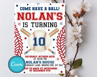 Puede incluir: Una invitación a una fiesta de cumpleaños con temática de béisbol en colores rojo, blanco y azul. La invitación presenta una pelota de béisbol con el número 10, bates de béisbol cruzados y el texto "Come Have A Ball! Nolan's Is Turning 10". La invitación también incluye la fecha, la hora y la ubicación de la fiesta.