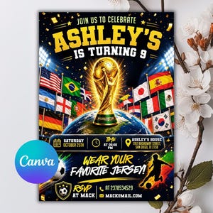 Könnte beinhalten: Ein Fußball-Geburtstagseinladungs-Flyer mit einem goldenen Weltmeisterschaftspokal auf einem Globus, umgeben von internationalen Flaggen. Der Text lautet: JOIN US TO CELEBRATE ASHLEY'S IS TURNING 9, SATURDAY OCTOBER 25TH, AT 05:00 PM, WEAR YOUR FAVORITE JERSEY.