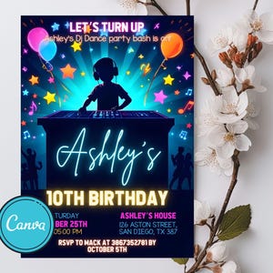 Può includere: Un invito a una festa di compleanno dai colori al neon con la silhouette di un bambino che fa il DJ. L'invito dice "Let's Turn Up" e "Ashley's 10th Birthday". La festa è martedì 25 dicembre alle 17:00 presso la casa di Ashley, 126 Aston Street, San Diego, TX 387. RSVP a Mack al 3867352781 entro il 5 ottobre.