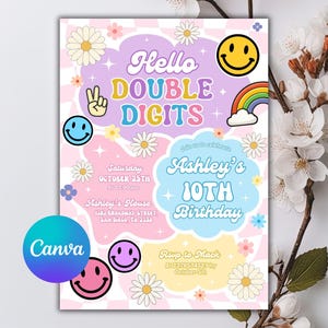 Könnte beinhalten: Eine farbenfrohe Geburtstagseinladung im Retro-Stil. Das Design zeigt den Text "Hello DOUBLE DIGITS" und "Ashley's 10th Birthday". Smileys, Gänseblümchen und ein Regenbogen sind enthalten. Die Einladung ist in Pastellfarben gehalten.