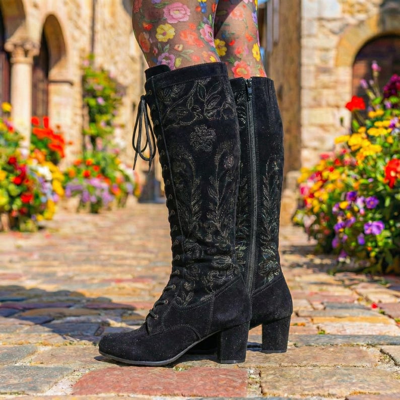 Svarta knähöga stövlar i broderad mocka för kvinnor | Vintage blommig snörning | Handgjorda cowgirl-läderskor bild 2