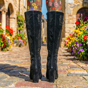 Svarta knähöga stövlar i broderad mocka för kvinnor | Vintage blommig snörning | Handgjorda cowgirl-läderskor bild 4