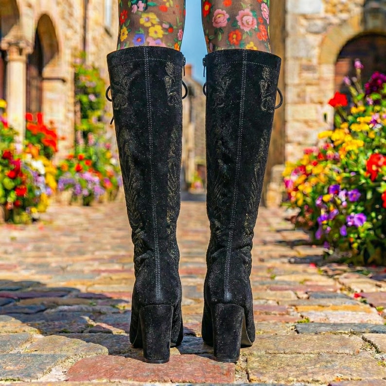 Svarta knähöga stövlar i broderad mocka för kvinnor | Vintage blommig snörning | Handgjorda cowgirl-läderskor bild 4