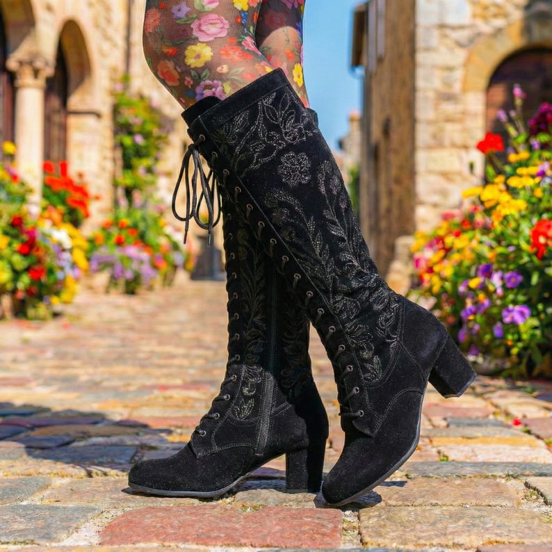 Svarta knähöga stövlar i broderad mocka för kvinnor | Vintage blommig snörning | Handgjorda cowgirl-läderskor bild 1
