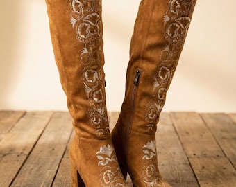 Broderade westernstövlar i mocka | Knähöga cowgirl-stövlar | Vintage konsertskor