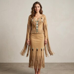 Handgemaakte suède jurk met kralen, geïnspireerd op inheemse culturen | Western maxi-jurk met franjes voor powwows | Bruidsjurk voor een tribal festival in cowgirlstijl