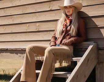 Damskie beżowe skórzane spodnie z frędzlami | Westernowe zamszowe chaps kowbojki | Strój na festiwal koncertowy Native Rodeo