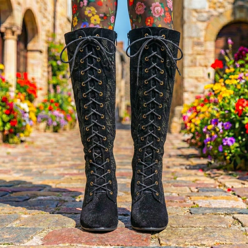 Svarta knähöga stövlar i broderad mocka för kvinnor | Vintage blommig snörning | Handgjorda cowgirl-läderskor bild 5