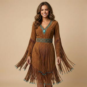 Bruidsjurk van suède met kralen en regalia-motief | Handgemaakte maxi-jurk in westernstijl met franjes | Op inheemse culturen geïnspireerde cowgirl-festivaloutfit
