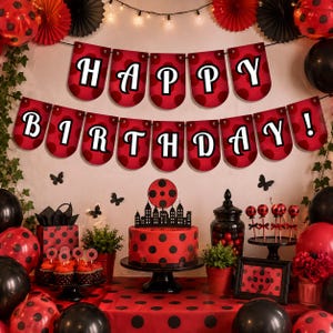 以下が含まれることがあります： 赤と黒の水玉模様のパーティーセット。Happy Birthdayのバナー、街のスカイラインのトッパーが付いたケーキ、カップケーキ、バルーン、装飾品が含まれています。赤と黒のバルーンと小さな緑の鉢植えが飾られています。