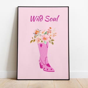 Wild Soul Cowboy Boot Floral Poster - Stampa su carta opaca di qualità museale con cornice in legno massello - Disponibile in bianco, nero e legno naturale