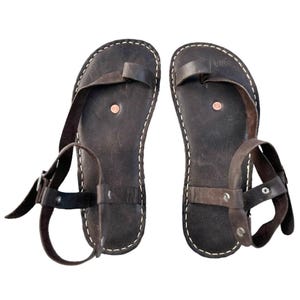 Handgemaakte leren sandalen voor dames, minimalistische sandalen, bruine sandalen met gekruiste riempjes, platte zomersandalen, sandalen in Griekse stijl, boho-sandalen