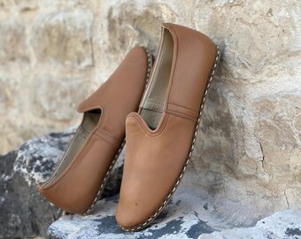 Scarpe in pelle fatte a mano a piedi nudi: scarpe da uomo con suola in gomma color cacao