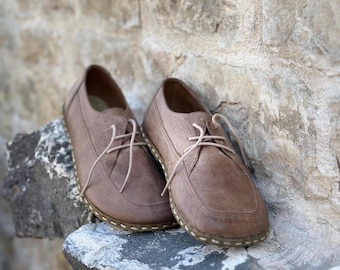 Chaussures en cuir faites main : bout large marron antique, style pieds nus